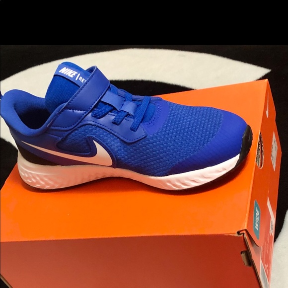 BOYS NIKE SHOES - Picture 2 of 6